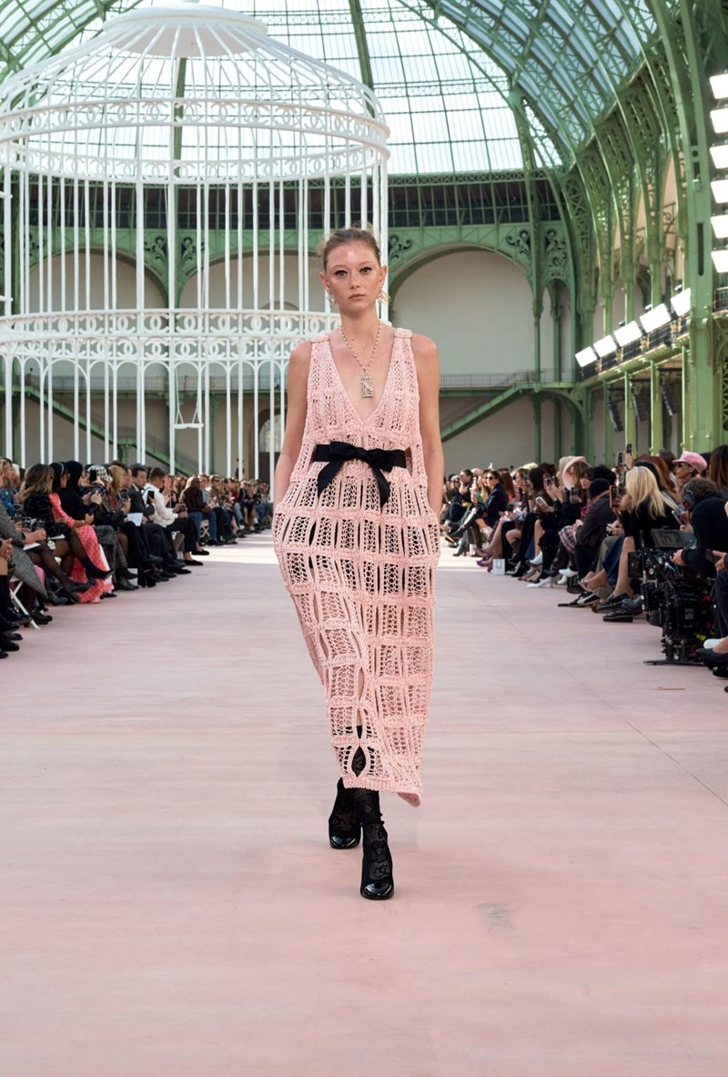 Chanel SS25: Η παρουσίαση της νέας συλλογής στο εμβληματικό Grand Palais - εικόνα 14
