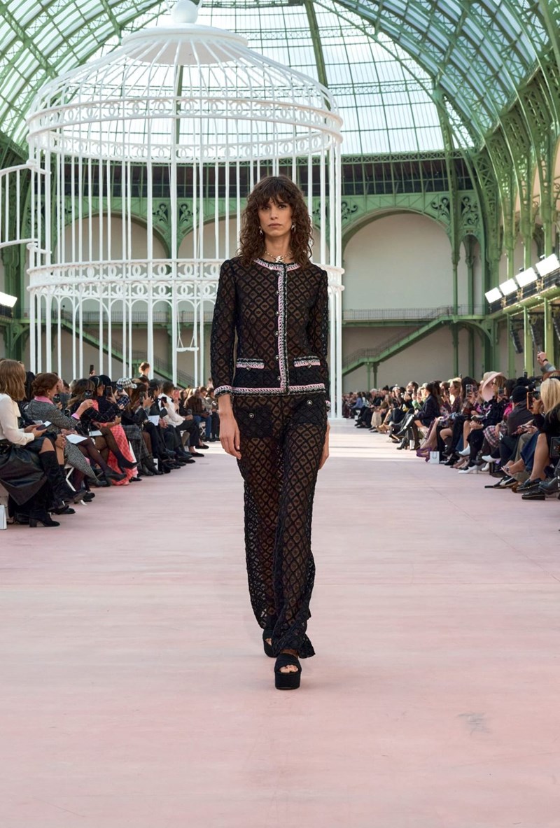 Chanel SS25: Η παρουσίαση της νέας συλλογής στο εμβληματικό Grand Palais - εικόνα 18