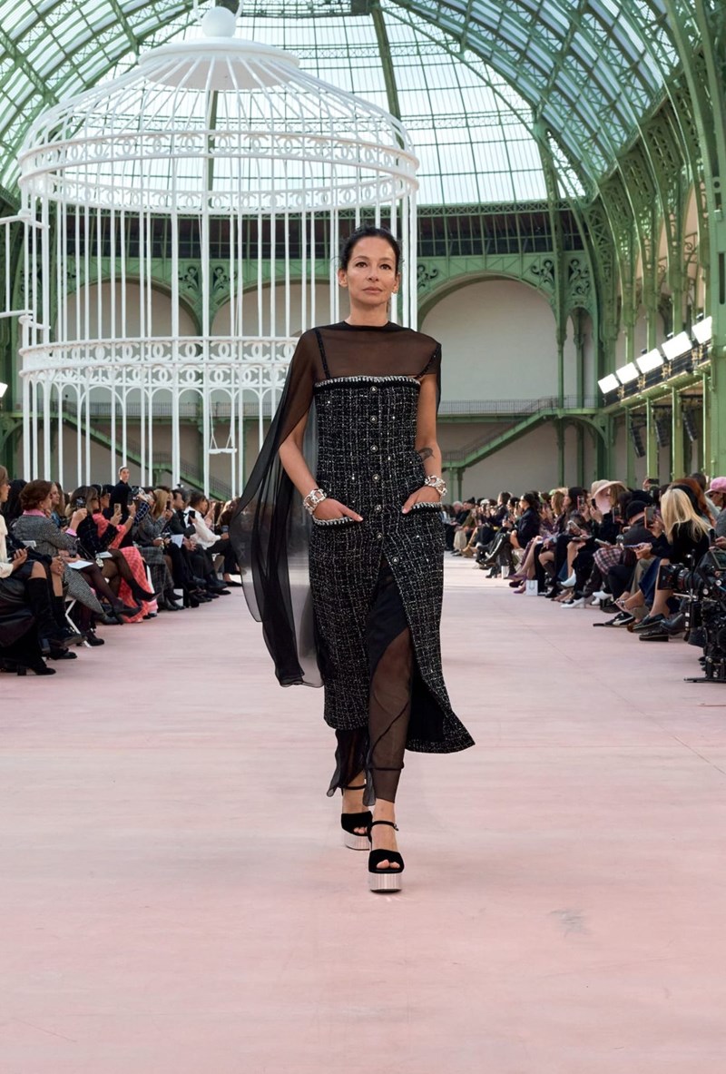 Chanel SS25: Η παρουσίαση της νέας συλλογής στο εμβληματικό Grand Palais - εικόνα 20