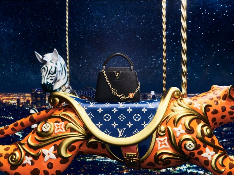 Louis Vuitton: Η νέα εορταστική καμπάνια μάς προσκαλεί να κάνουμε μία βόλτα με καρουζέλ - εικόνα 6