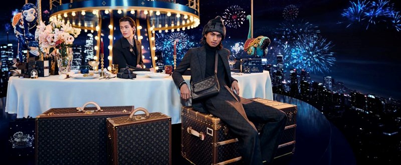 Louis Vuitton: Η νέα εορταστική καμπάνια μάς προσκαλεί να κάνουμε μία βόλτα με καρουζέλ - εικόνα 2