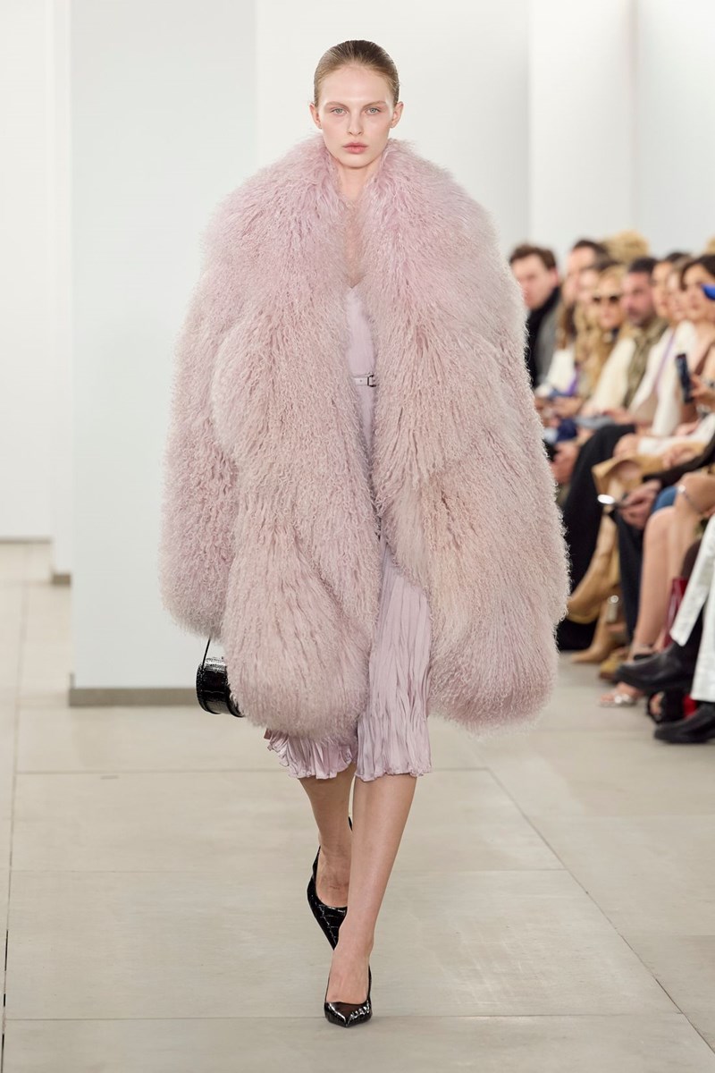 Pretty in Pink: Τα ροζ παλτό που πρέπει να τολμήσεις να φορέσεις αυτό τον χειμώνα - εικόνα 2