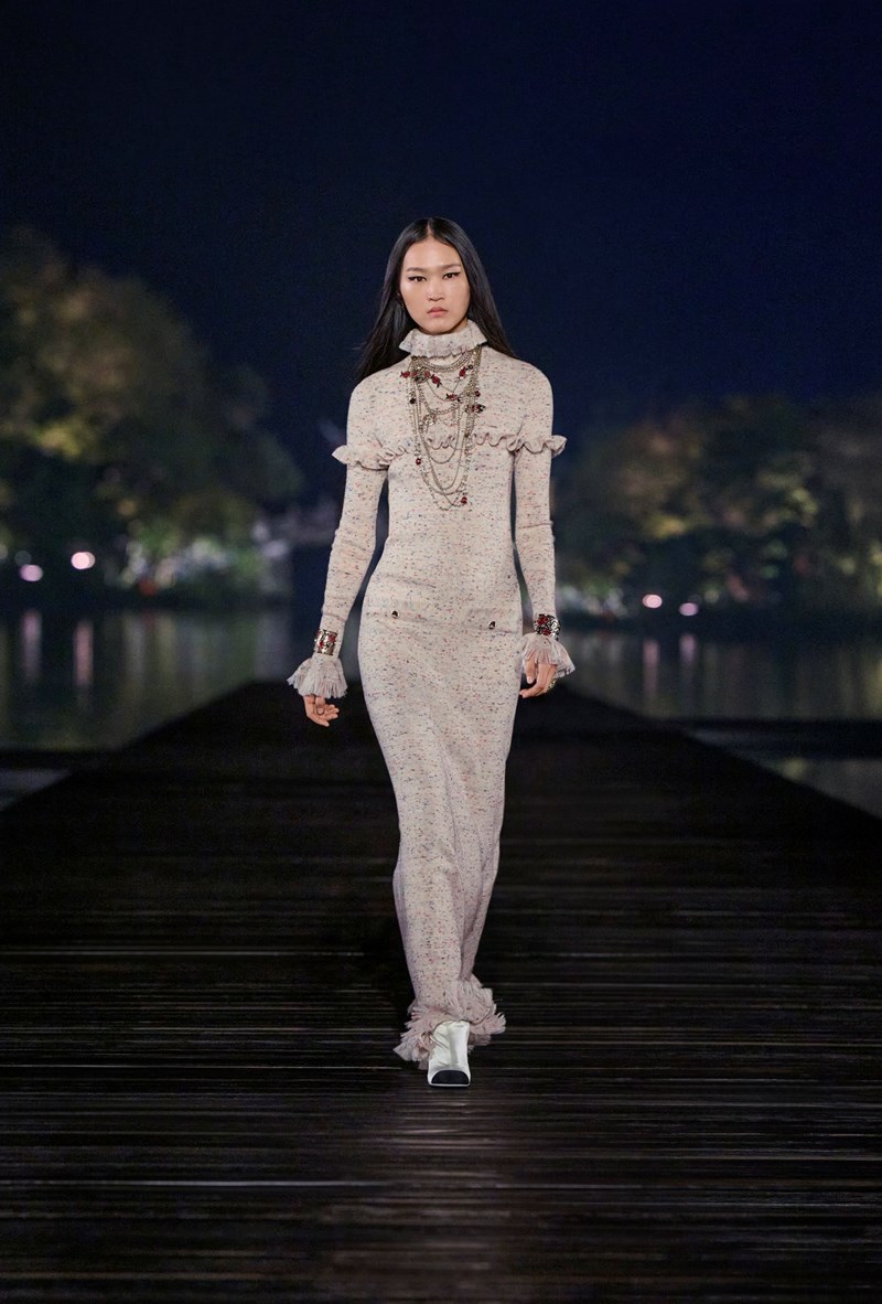 Chanel Métiers d’art 2024/25: Από το Παρίσι στην Κίνα, ένα ονειρικό ταξίδι αφιερωμένο στη μόδα - εικόνα 13