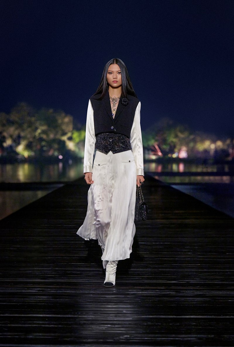 Chanel Métiers d’art 2024/25: Από το Παρίσι στην Κίνα, ένα ονειρικό ταξίδι αφιερωμένο στη μόδα - εικόνα 16
