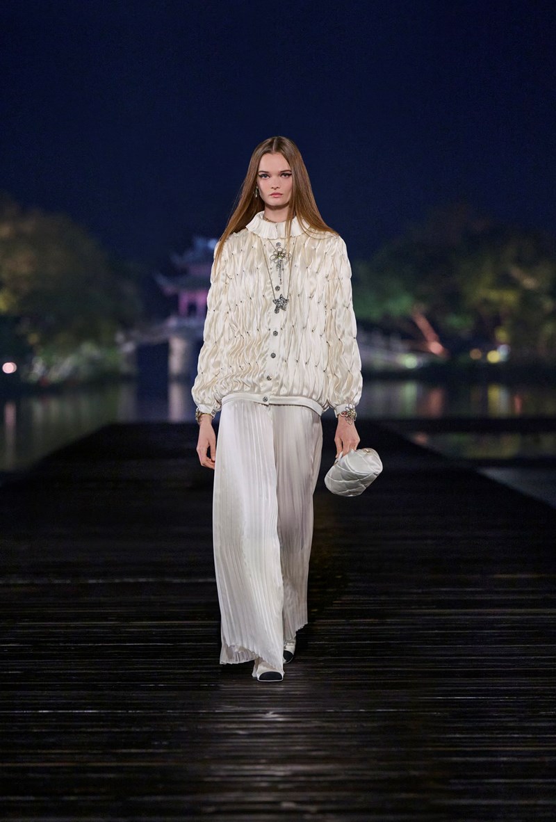 Chanel Métiers d’art 2024/25: Από το Παρίσι στην Κίνα, ένα ονειρικό ταξίδι αφιερωμένο στη μόδα - εικόνα 19