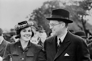 Ποια διάσημη ηθοποιός θα υποδυθεί την Jackie Kennedy στη σειρά American Love Story - εικόνα 2