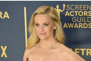 Η Reese Witherspoon μας συστήνει τη νέα "Elle Woods" και η Lilly Collins έσπευσε να σχολιάσει - εικόνα 1