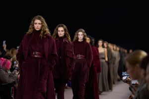 Max Mara Resort 2026: Μία συλλογή φόρος- τιμής στη Νάπολη, που ενώνει τη γυναίκα του χθες με την τολμηρή γυναίκα του σήμερα - εικόνα 25