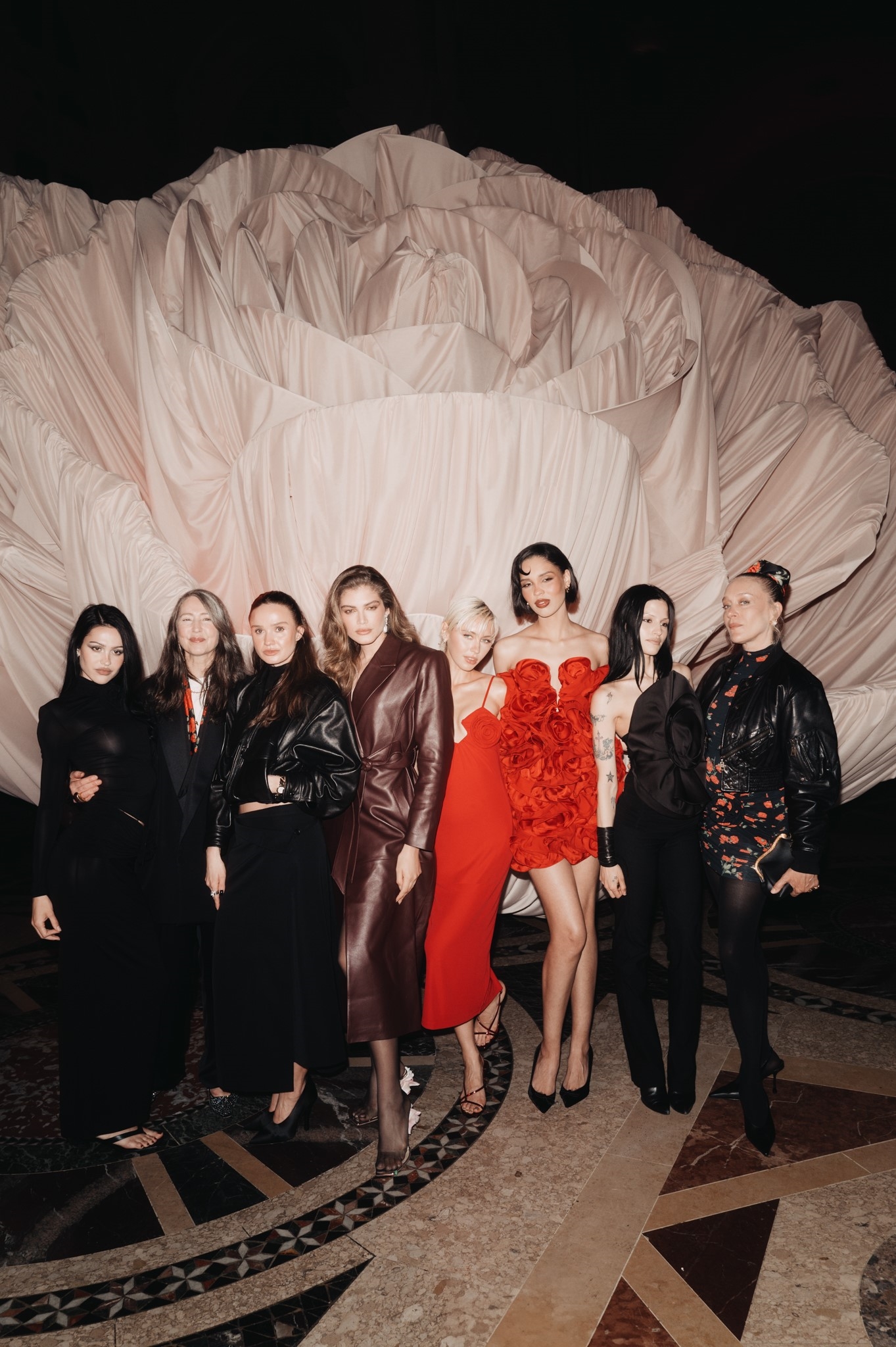 Valentino Fall 2025: Η νέα καμπάνια του οίκου μας υπενθυμίζει να επαναφέρουμε τη μαγεία στην καθημερινότητά μας - εικόνα 2