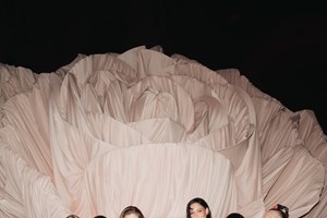 Valentino Fall 2025: Η νέα καμπάνια του οίκου μας υπενθυμίζει να επαναφέρουμε τη μαγεία στην καθημερινότητά μας - εικόνα 2