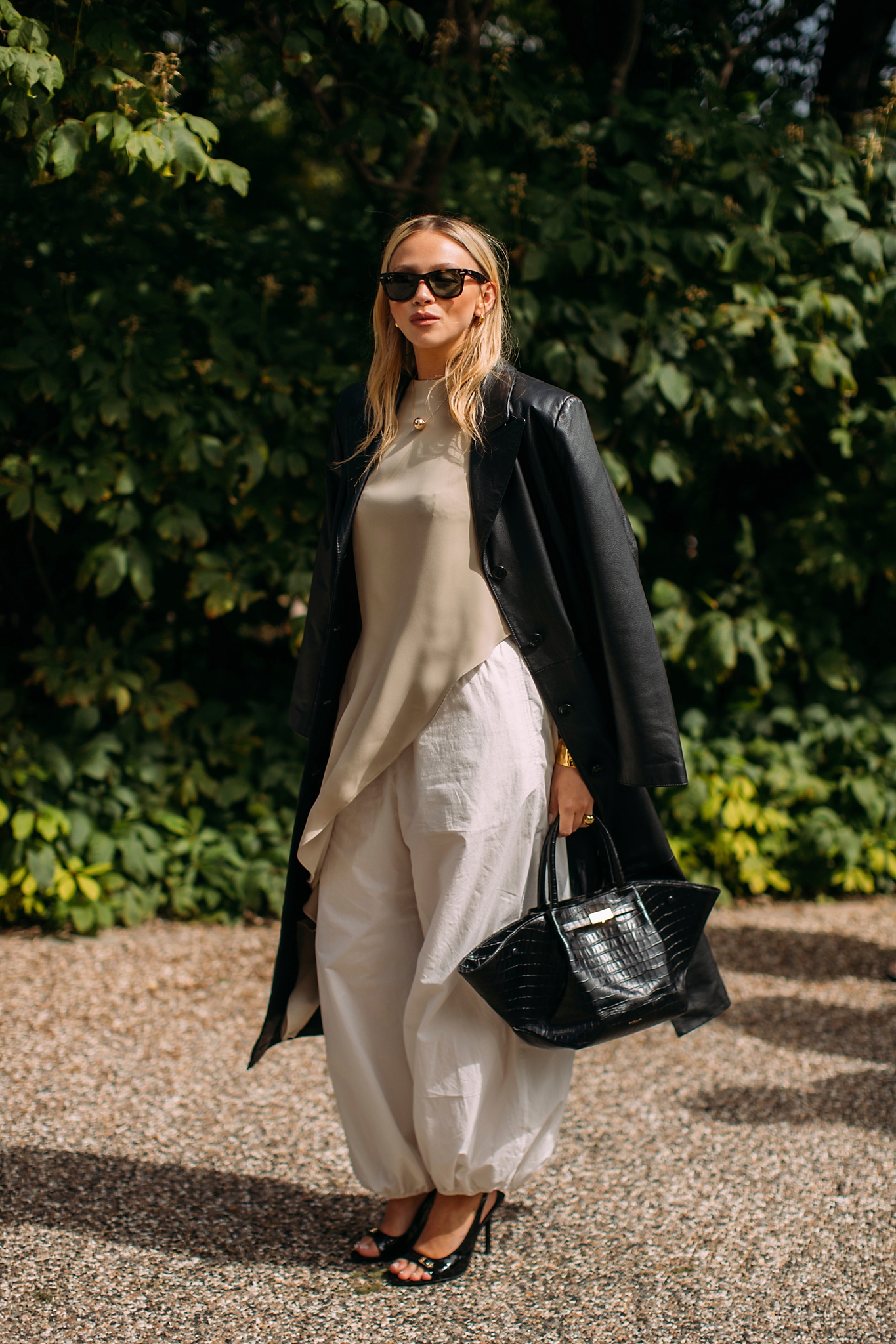 Αντίο σανδάλια: Αυτά τα παπούτσια φοράνε τώρα οι stylish Γαλλίδες - εικόνα 1