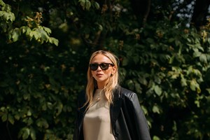 Αντίο σανδάλια: Αυτά τα παπούτσια φοράνε τώρα οι stylish Γαλλίδες - εικόνα 1