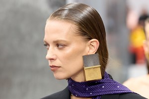 Clip-Ons & Cuffs: Τα πιο stylish σκουλαρίκια για όσες δεν έχουν τρύπες στα αυτιά - εικόνα 1