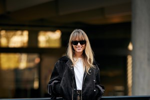 Βρήκαμε το dupe φόρεμα της Kaia Gerber που θα φορέσεις σε όλα τα πάρτι των Χριστουγέννων - εικόνα 2