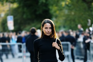 Κόκκινο πουλόβερ: 14 λουκ που θα σε πείσουν να το προσθέσεις στην γκαρνταρόμπα σου - εικόνα 16