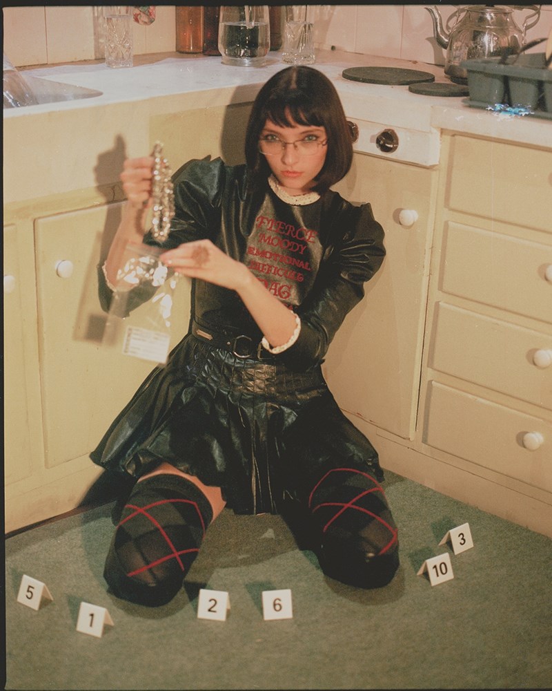 synola_crime_scene_elle_gr