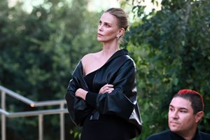Charlize Theron; "Κοιμήθηκα με έναν άνδρα 26 ετών και ήταν απίστευτο. Έπρεπε να το είχα κάνει όταν ήμουν 20" - εικόνα 1
