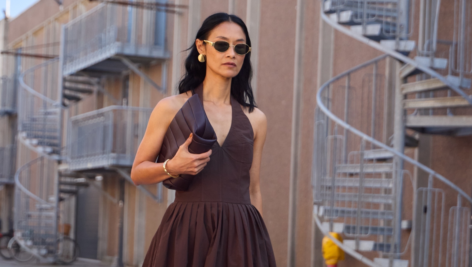 Το λινό πουκάμισο από H&M που θα φορέσεις με κάθε πιθανό τρόπο αυτή την άνοιξη - εικόνα 2