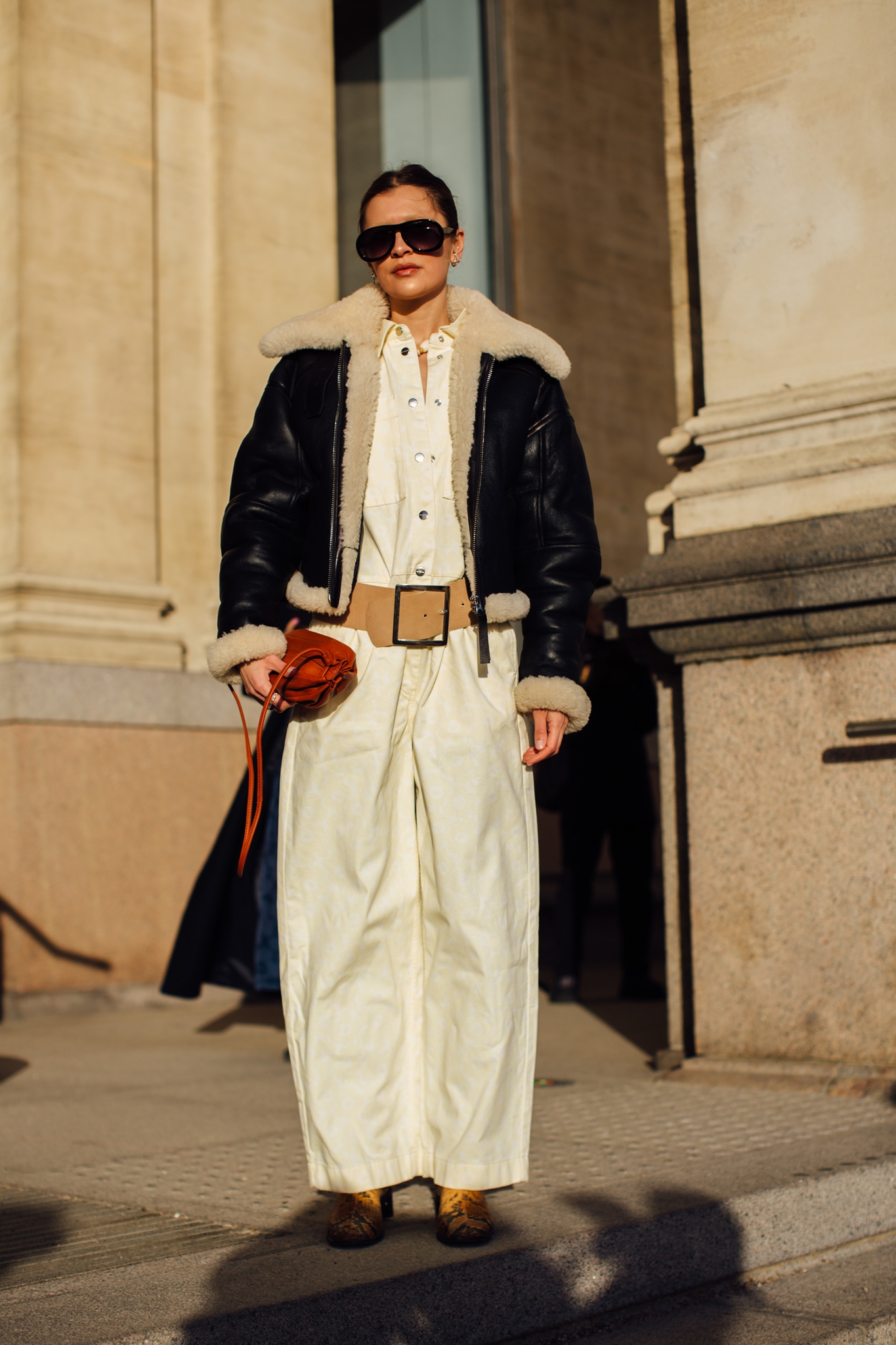 Ξέχνα το κασκόλ: Αυτό το item έχει την έγκριση των πιο stylish girls τώρα - εικόνα 2