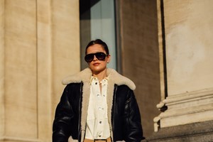 Ξέχνα το κασκόλ: Αυτό το item έχει την έγκριση των πιο stylish girls τώρα - εικόνα 2