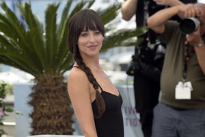 Η Katie Holmes με το κομμάτι που θα φορέσουμε πρώτο πρώτο αυτό το φθινόπωρο - εικόνα 2