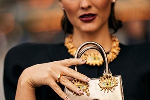 Αυτό είναι το dupe της πιο hot suede τσάντας που λατρεύουν τα it-girls - εικόνα 3