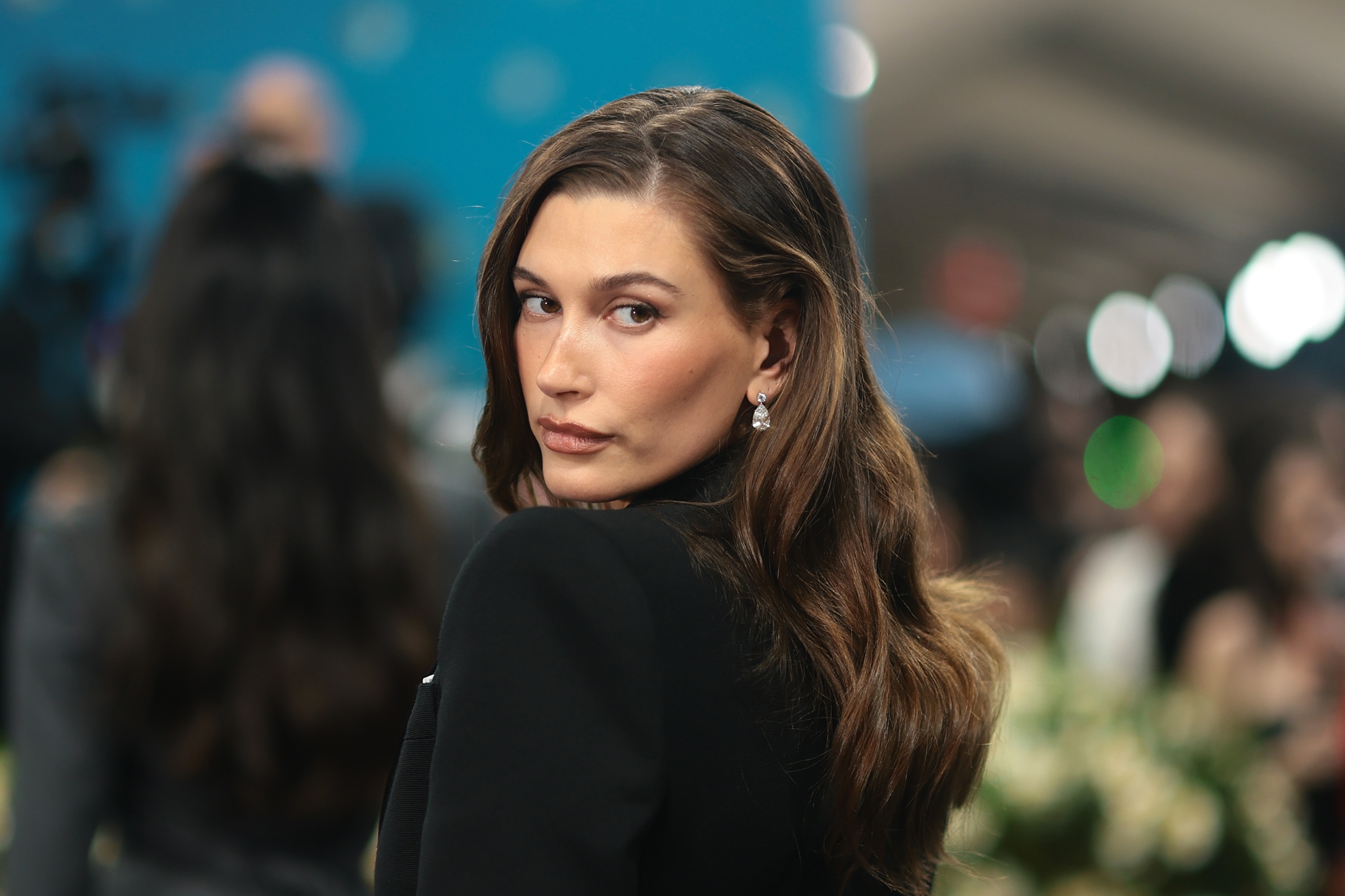 Hailey Bieber: Οι stylish εμφανίσεις της από τη Νέα Υόρκη που θα αντιγράψω τον Σεπτέμβριο - εικόνα 1