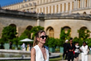 Τα φλατ παπούτσια που φοράνε τώρα οι Γαλλίδες - εικόνα 1