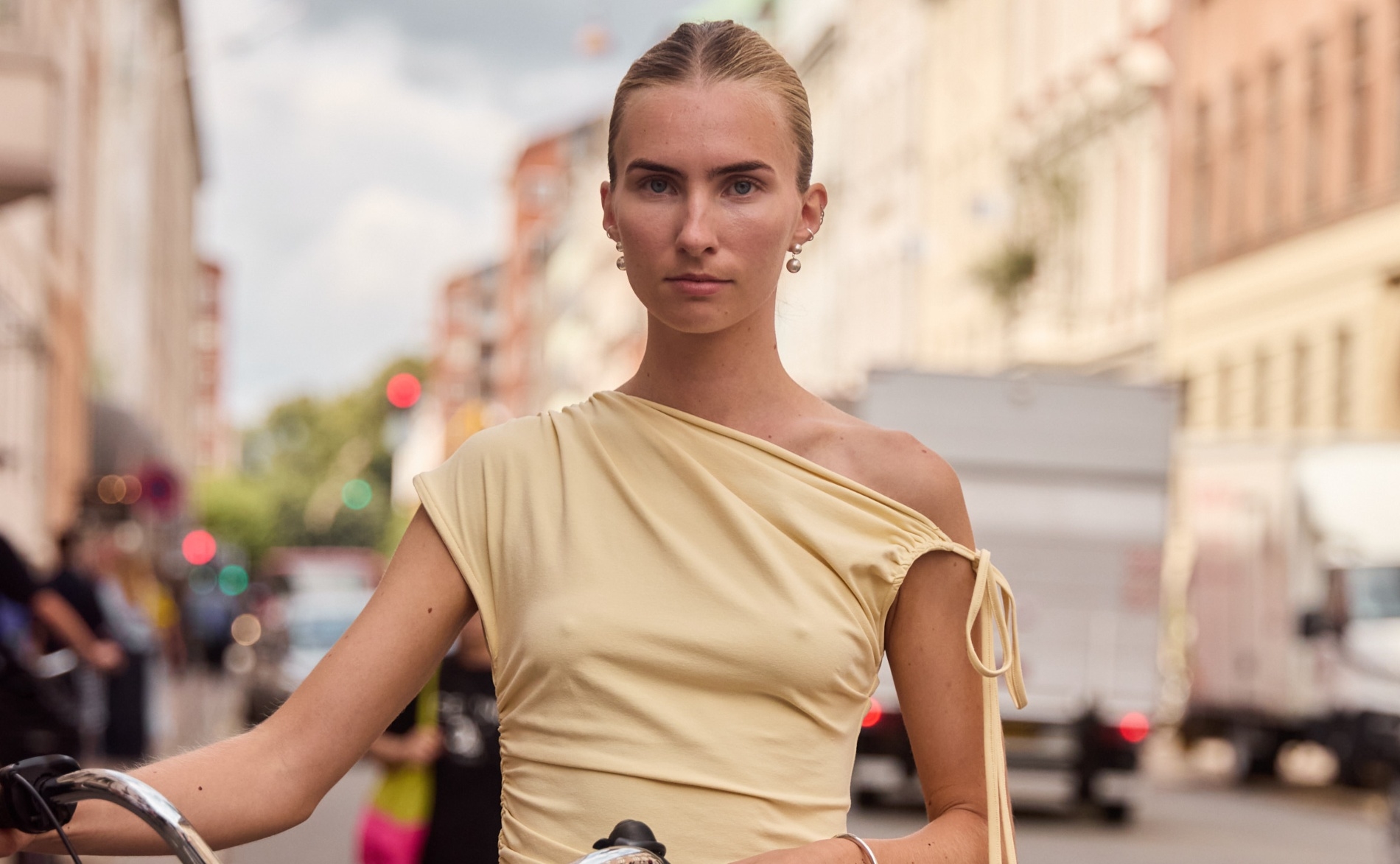 Άλλαξαν τα σχέδια: Αυτά είναι τα τζιν που θα φοράμε όλο το καλοκαίρι - εικόνα 1