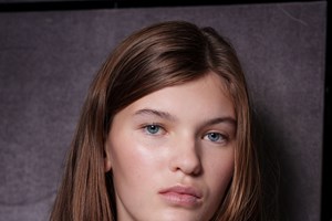 Θες εφέ "brow lift"; 3 φυσικές μέθοδοι για ανυψωμένα φρύδια - εικόνα 1