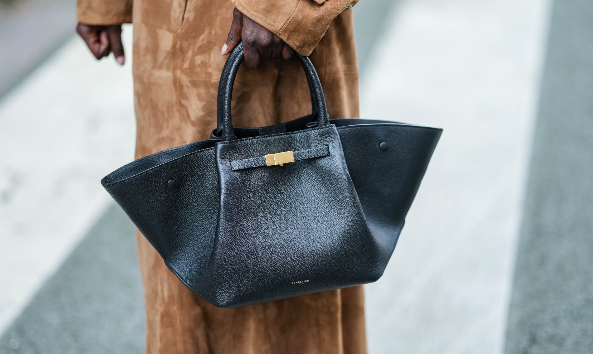 Η Rihanna κράτησε την τσάντα που θα ξεχωρίσει την άνοιξη του 2025 - εικόνα 4