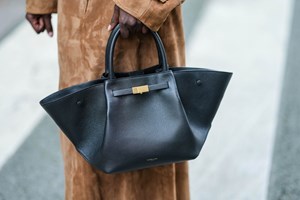 Η Rihanna κράτησε την τσάντα που θα ξεχωρίσει την άνοιξη του 2025 - εικόνα 4