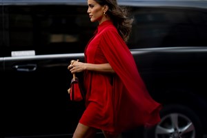 Bella Hadid: Με αυτά τα κομμάτια θα αντιγράψεις το απόλυτο winter look της στο Aspen - εικόνα 3