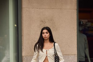 ZARA: Ανακαλύψαμε την πιο πρακτική και δροσερή φούστα για τις διακοπές σου - εικόνα 2