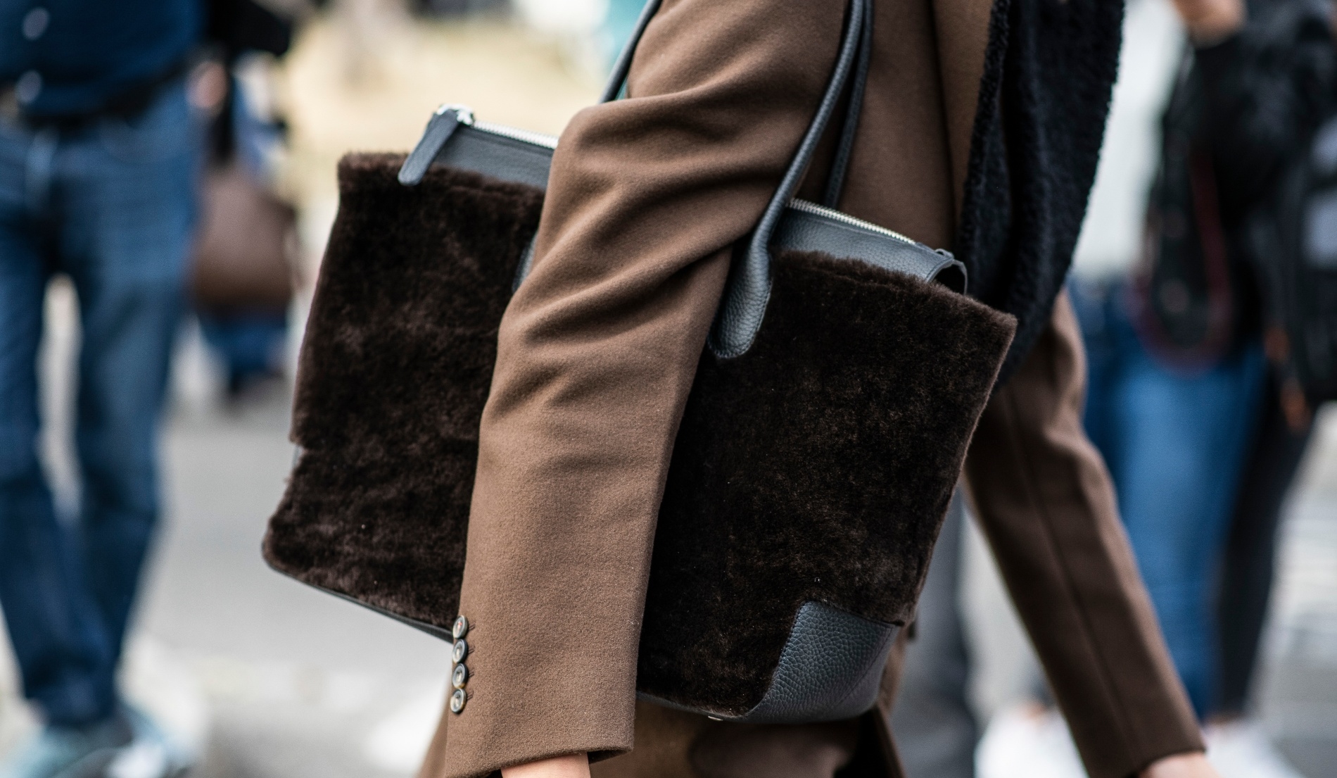Αυτή είναι η τσάντα - εμμονή που θα κρατούν όλα τα fashion girls το 2025 - εικόνα 2