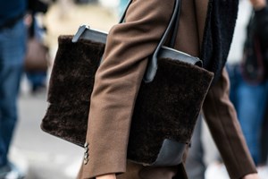 Αυτή είναι η τσάντα - εμμονή που θα κρατούν όλα τα fashion girls το 2025 - εικόνα 2