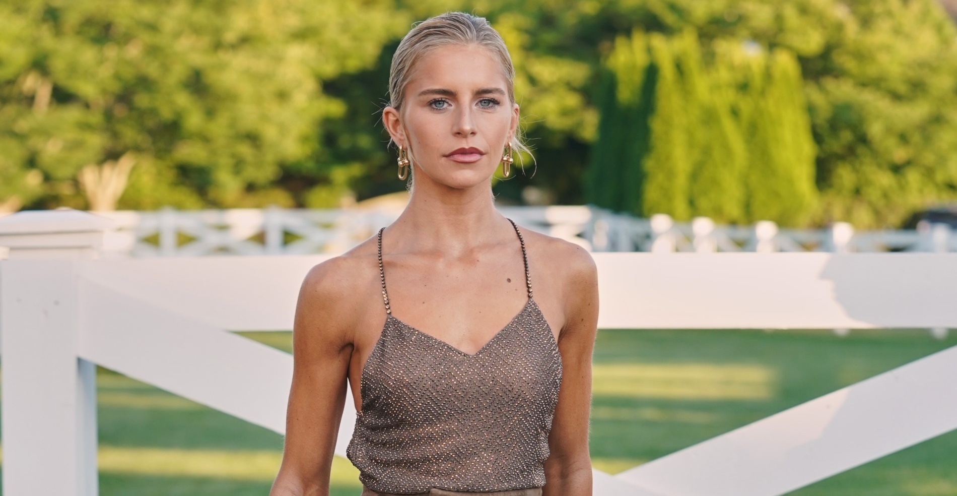 Καλεσμένη σε γάμο: 7 χρυσά τσαντάκια που θα συνοδεύσουν με στυλ την εμφάνισή σου - εικόνα 1