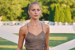 Καλεσμένη σε γάμο: 7 χρυσά τσαντάκια που θα συνοδεύσουν με στυλ την εμφάνισή σου - εικόνα 1