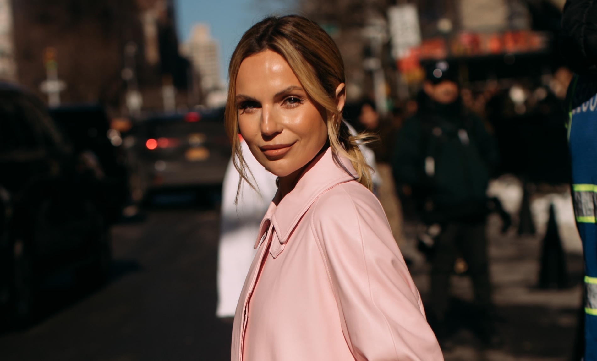 Θα φύγεις τη Μεγάλη Εβδομάδα; 10 casual chic looks για να αντιγράψεις τις γιορτινές ημέρες - εικόνα 1