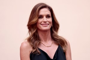 Αυτή είναι η ρουτίνα προπόνησης της Cindy Crawford στο σπίτι για καλλίγραμμη σιλουέτα - εικόνα 1
