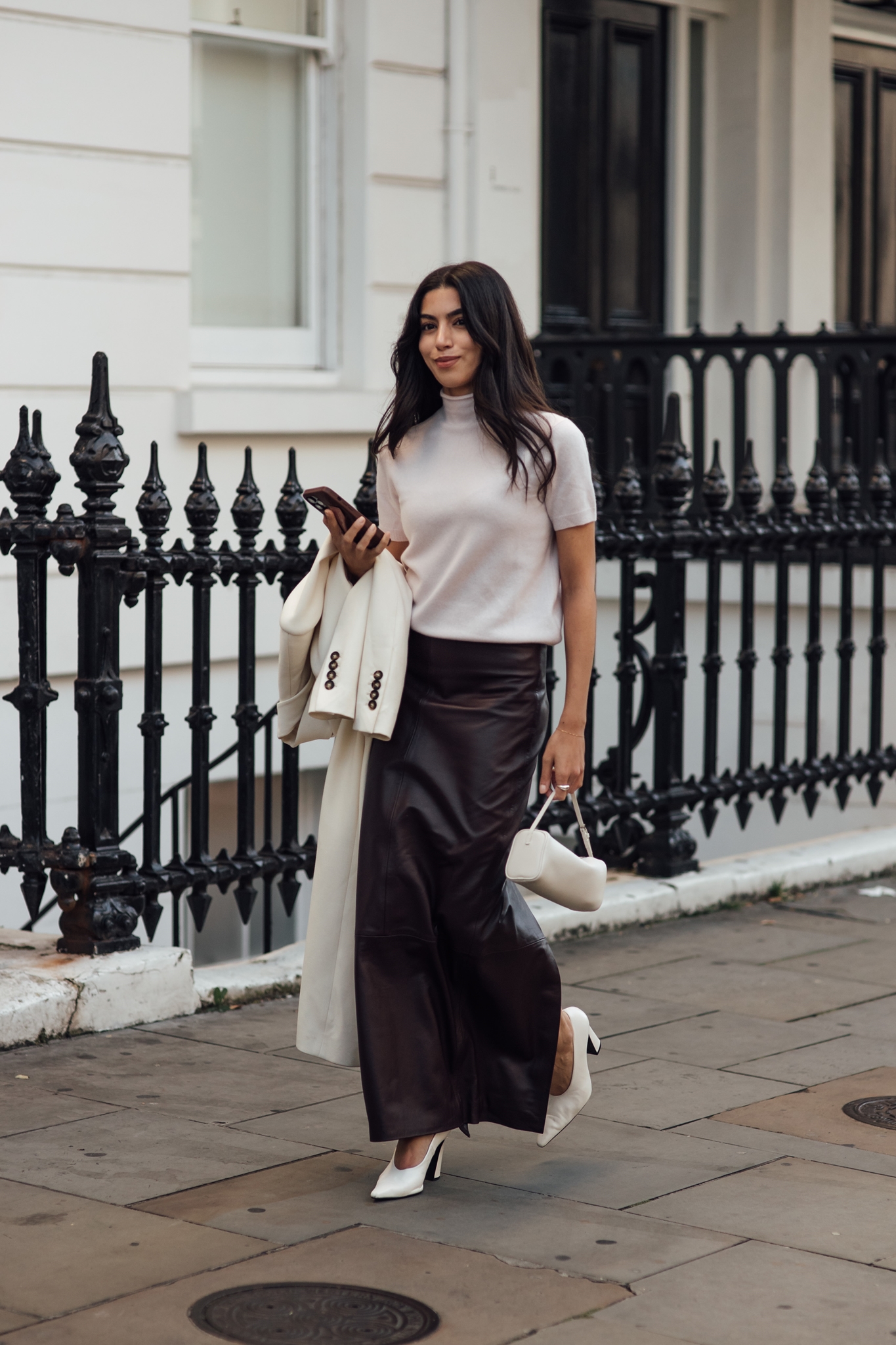 Η σατέν φούστα από Stradivarius που θα φορέσεις σε όλα τα πάρτι της σεζόν - εικόνα 2