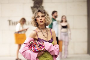 Latte looks: 10 items σε καφέ και λευκό που θα δημιουργήσουν τα πιο κομψά casual outfits του χειμώνα - εικόνα 1