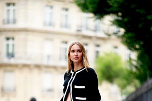 Ντύσου σαν τις Γαλλίδες: 7 ρούχα και αξεσουάρ που πραγματικά φοράνε - εικόνα 1