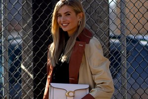 Best buy: Η οικονομική suede καμπαρντίνα που δεν πρέπει να λείπει από τη ντουλάπα σου - εικόνα 2