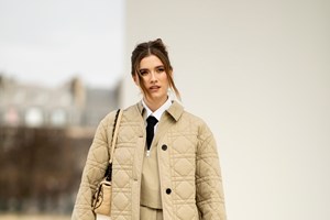 Ντύσου σαν τις Γαλλίδες: 7 ρούχα και αξεσουάρ που πραγματικά φοράνε - εικόνα 2