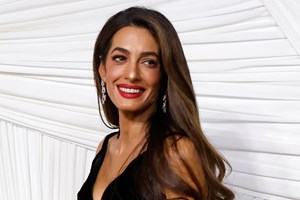 Amal Clooney: Πώς αντέδρασε όταν είδε το νέο χρώμα στα μαλλιά του συζύγου της, George - εικόνα 1