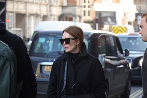 Η Sienna Miller φόρεσε το '00s παντελόνι που θα διχάσει το fashion κοινό - εικόνα 2