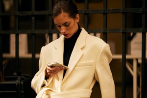 Girls night out: Βρήκαμε το πιο ιδιαίτερο blazer για τις εξόδους του ΣΚ - εικόνα 1