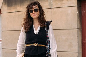 Φθινόπωρο αλά γαλλικά: Το παλτό που λατρεύουν να φορούν οι Γαλλίδες - εικόνα 2