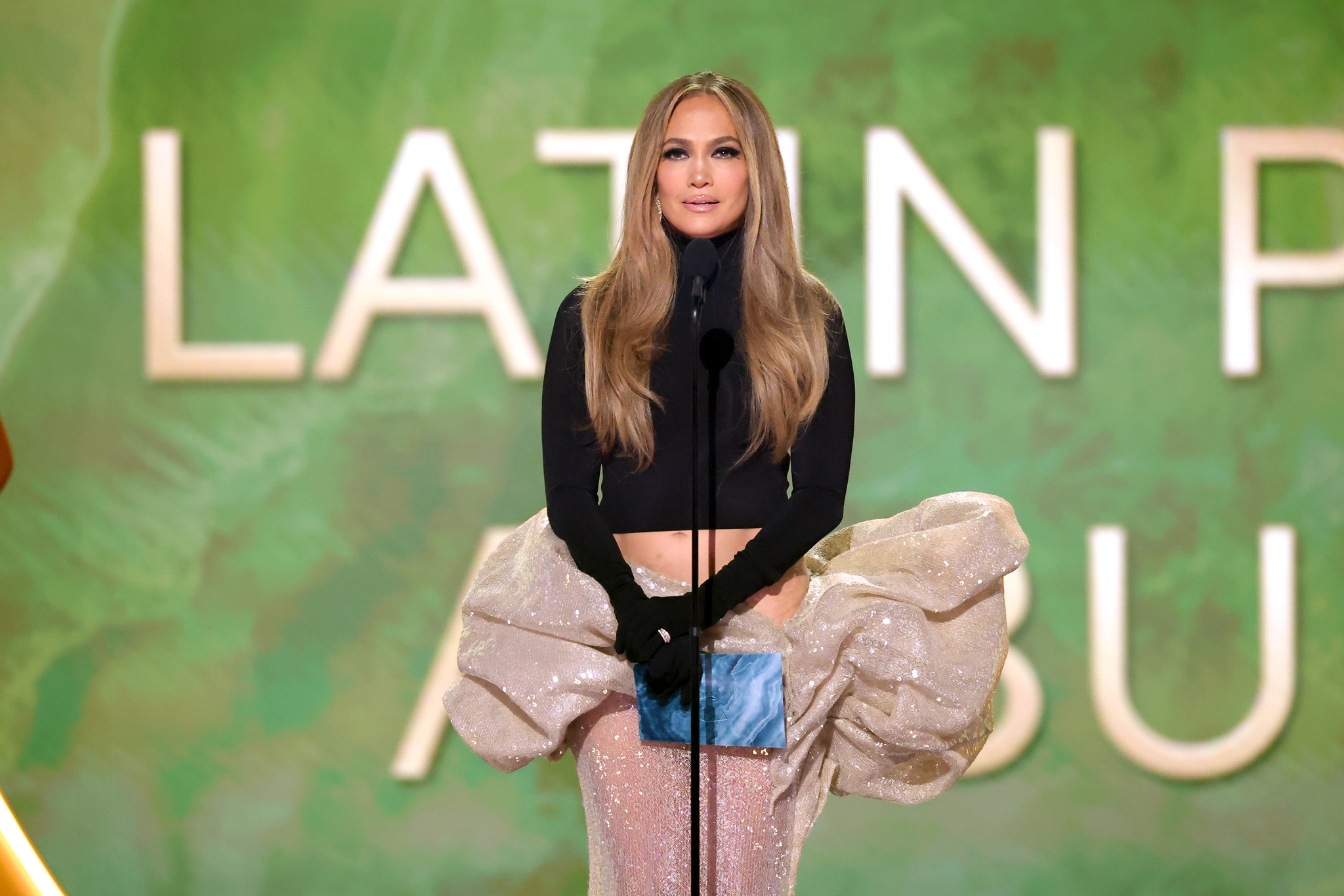 American Music Awards 2025: H στιγμή που η Jennifer Lopez φιλάει με πάθος μια χορεύτρια οn stage - εικόνα 1